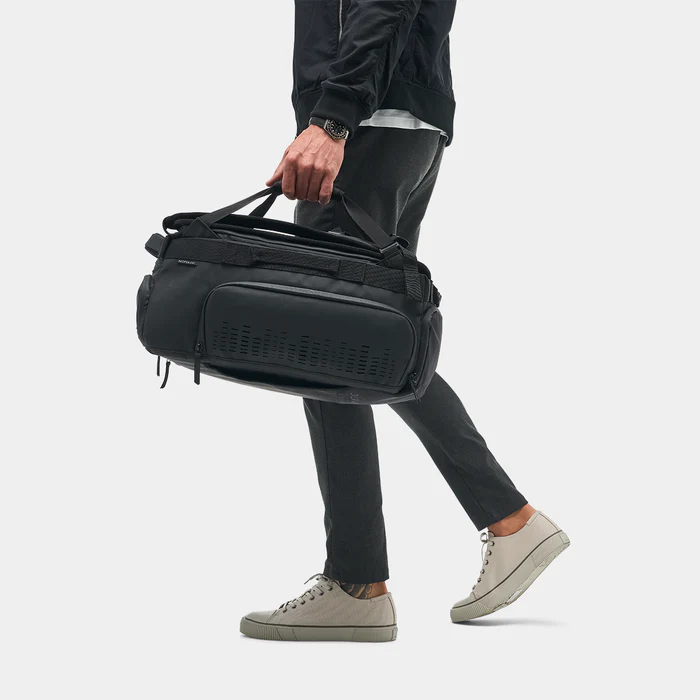 TRBG30-BLK-02_TravelBag30L_Black_NOMATIC_OM_02
