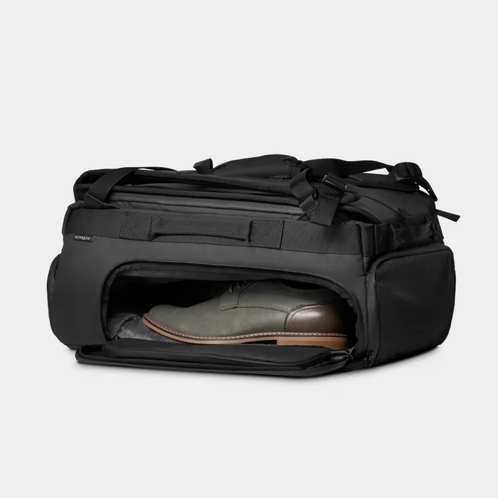 TRBG30-BLK-02_TravelBag30L_Nomatic_ShoeAngle