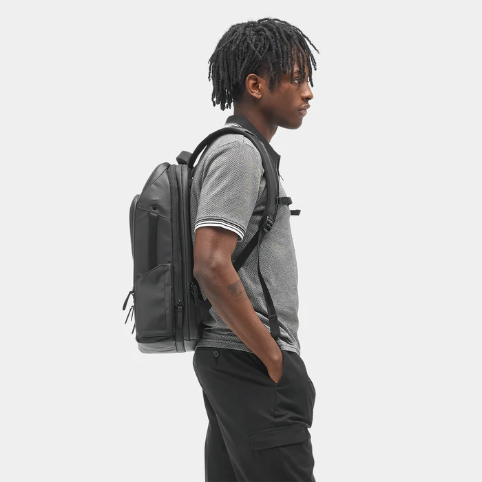 TRPK14-BLK-01_TravelPack14L_Black_NOMATIC_OM_06-1