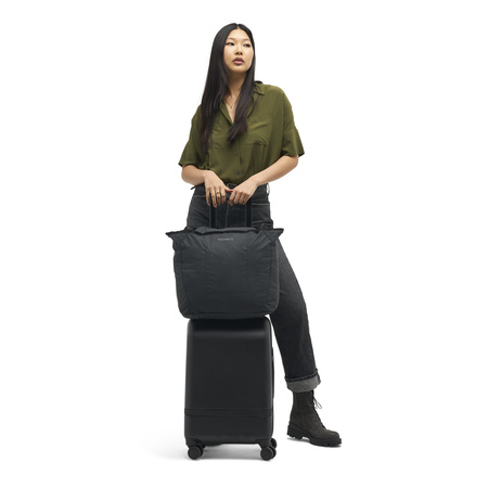 CTOT28-BLK-01_NavigatorCollapsibleTote28L_BLACK_NOMATIC_OM_05 Nomatic tote bag 28L