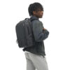 EDBK14-BLK-01_Backpack14L_BLACK_NOMATIC_OM_01 persona con Mochila para laptop 14L Nomatic