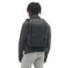 EDBK14-BLK-01_Backpack14L_BLACK_NOMATIC_OM_02 persona con Mochila para laptop 14L Nomatic