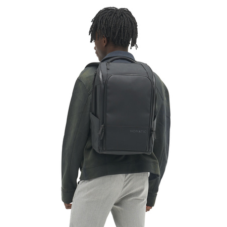 EDBK14-BLK-01_Backpack14L_BLACK_NOMATIC_OM_02 persona con Mochila para laptop 14L Nomatic