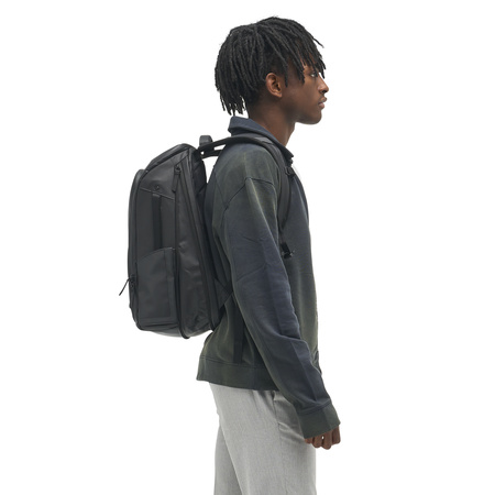 EDBK14-BLK-01_Backpack14L_BLACK_NOMATIC_OM_04 Persona con Mochila para laptop 14L Nomatic