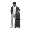 EDBK14-BLK-01_Backpack14L_BLACK_NOMATIC_OM_05 Persona con Mochila para laptop 14L Nomatic