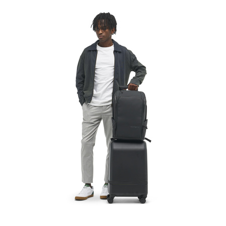 EDBK14-BLK-01_Backpack14L_BLACK_NOMATIC_OM_05 Persona con Mochila para laptop 14L Nomatic