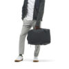 EDBK14-BLK-01_Backpack14L_BLACK_NOMATIC_OM_06 persona con Mochila para laptop 14L Nomatic