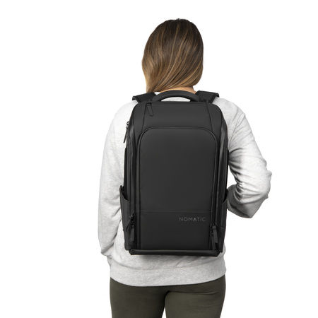 EDBK14-BLK-01_Backpack14L_NOMATIC_ECOMM_05 persona con Mochila para laptop 14L Nomatic