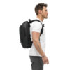 EDBK25-BLK-02_Backpack20L_Black_OM_NOMATIC_02 persona con Mochila Nomatic 20L Negra