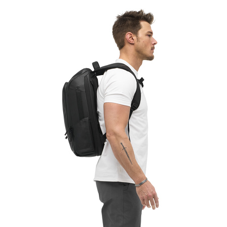 EDBK25-BLK-02_Backpack20L_Black_OM_NOMATIC_02 persona con Mochila Nomatic 20L Negra