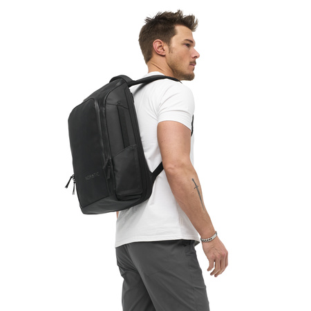 EDBK25-BLK-02_Backpack20L_Black_OM_NOMATIC_03 persona con Mochila Nomatic 20L Negra