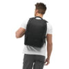 EDBK25-BLK-02_Backpack20L_Black_OM_NOMATIC_04 persona con Mochila Nomatic 20L Negra