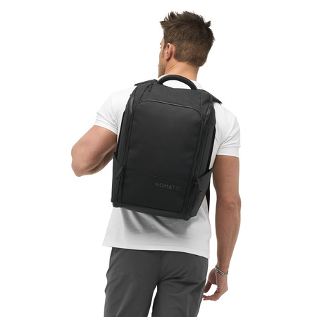 EDBK25-BLK-02_Backpack20L_Black_OM_NOMATIC_04 persona con Mochila Nomatic 20L Negra
