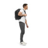 EDBK25-BLK-02_Backpack20L_Black_OM_NOMATIC_08 persona con Mochila Nomatic 20L Negra
