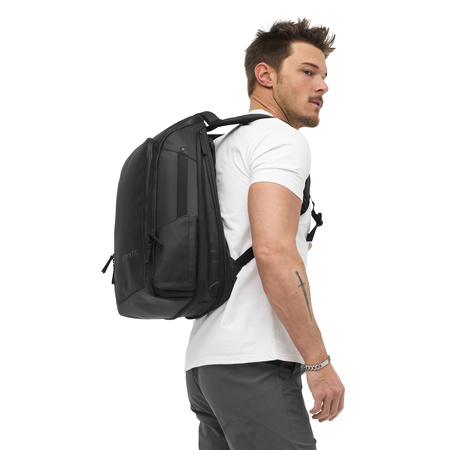 EDBK25-BLK-02_Backpack20L_Black_OM_NOMATIC_11 persona con Mochila Nomatic 20L Negra