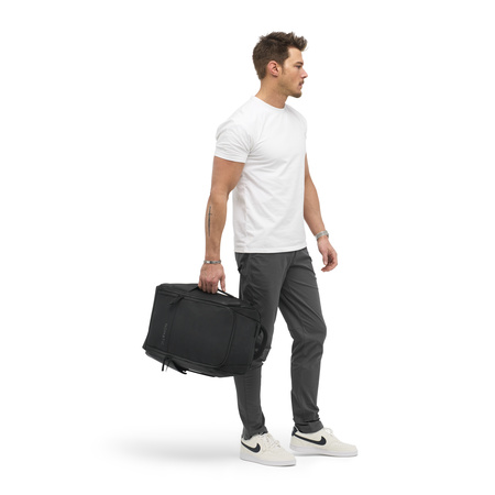 EDBK25-BLK-02_Backpack20L_Black_OM_NOMATIC_14 persona con Mochila Nomatic 20L Negra