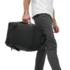 EDBK25-BLK-02_Backpack20L_Black_OM_NOMATIC_19 persona con Mochila Nomatic 20L Negra