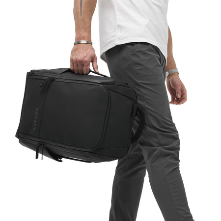 EDBK25-BLK-02_Backpack20L_Black_OM_NOMATIC_19 persona con Mochila Nomatic 20L Negra