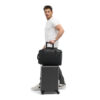 EDBK25-BLK-02_Backpack20L_Black_OM_NOMATIC_24 persona con Mochila Nomatic 20L Negra