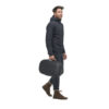 NVBP15-BLK-01_NavigatorPack15L_BLACK_NOMATIC_OM_01 persona usando Mochila Navigator 15L Nomatic