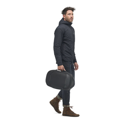 NVBP15-BLK-01_NavigatorPack15L_BLACK_NOMATIC_OM_01 persona usando Mochila Navigator 15L Nomatic