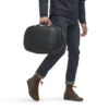 NVBP15-BLK-01_NavigatorPack15L_BLACK_NOMATIC_OM_02 persona usando Mochila Navigator 15L Nomatic