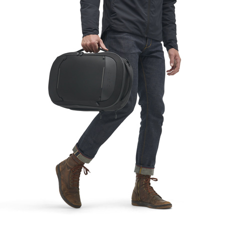 NVBP15-BLK-01_NavigatorPack15L_BLACK_NOMATIC_OM_02 persona usando Mochila Navigator 15L Nomatic