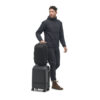 NVBP15-BLK-01_NavigatorPack15L_BLACK_NOMATIC_OM_03 persona usando Mochila Navigator 15L Nomatic