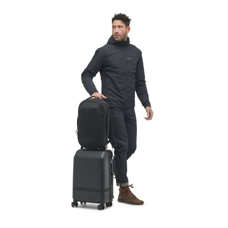 NVBP15-BLK-01_NavigatorPack15L_BLACK_NOMATIC_OM_03 persona usando Mochila Navigator 15L Nomatic