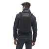 NVBP15-BLK-01_NavigatorPack15L_BLACK_NOMATIC_OM_04 persona usando Mochila Navigator 15L Nomatic