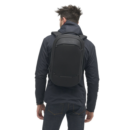 NVBP15-BLK-01_NavigatorPack15L_BLACK_NOMATIC_OM_04 persona usando Mochila Navigator 15L Nomatic