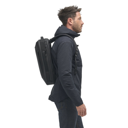 NVBP15-BLK-01_NavigatorPack15L_BLACK_NOMATIC_OM_05 persona usando Mochila Navigator 15L Nomatic