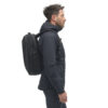 NVBP15-BLK-01_NavigatorPack15L_BLACK_NOMATIC_OM_06 persona usando Mochila Navigator 15L Nomatic