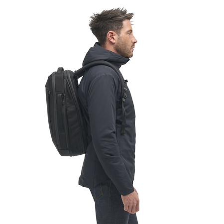 NVBP15-BLK-01_NavigatorPack15L_BLACK_NOMATIC_OM_06 persona usando Mochila Navigator 15L Nomatic