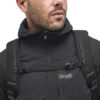 NVBP15-BLK-01_NavigatorPack15L_BLACK_NOMATIC_OM_07 persona usando Mochila Navigator 15L Nomatic