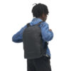 NVCOLL-BLK-01_NavigatorCollapsiblePack16L_BLACK_NOMATIC_OM_01 Persona con Mochila Navigator 16L Nomatic