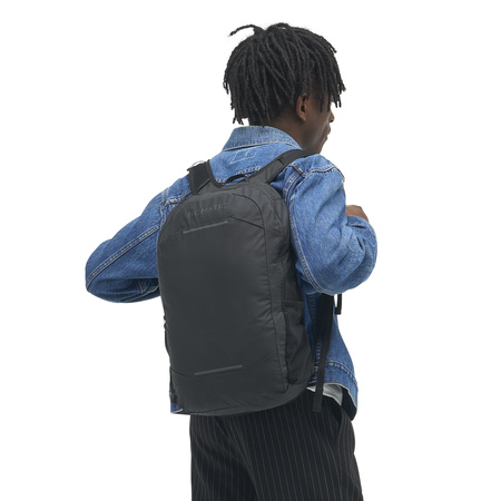 NVCOLL-BLK-01_NavigatorCollapsiblePack16L_BLACK_NOMATIC_OM_01 Persona con Mochila Navigator 16L Nomatic