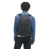 NVCOLL-BLK-01_NavigatorCollapsiblePack16L_BLACK_NOMATIC_OM_02 Persona con Mochila Navigator 16L Nomatic