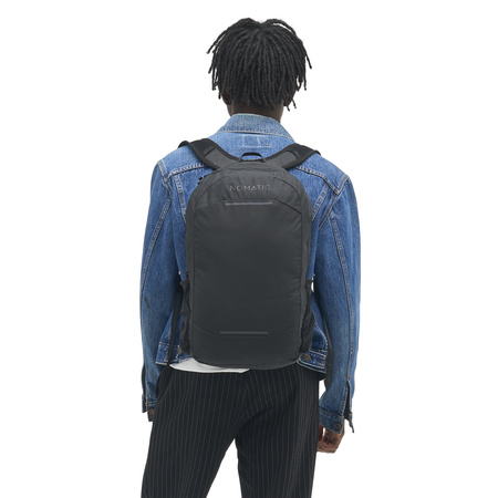 NVCOLL-BLK-01_NavigatorCollapsiblePack16L_BLACK_NOMATIC_OM_02 Persona con Mochila Navigator 16L Nomatic