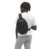 NVSL06-BLK-01_NavigatorSling6L_BLACK_NOMATIC_OM_02 Persona usando Navigator Sling 6L Negro