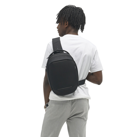 NVSL06-BLK-01_NavigatorSling6L_BLACK_NOMATIC_OM_02 Persona usando Navigator Sling 6L Negro