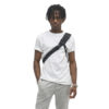 NVSL06-BLK-01_NavigatorSling6L_BLACK_NOMATIC_OM_03 Persona usando Navigator Sling 6L Negro