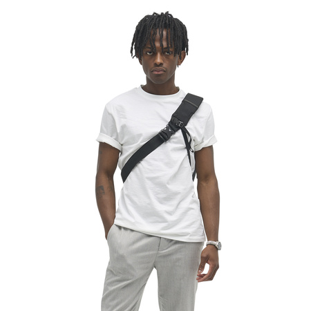 NVSL06-BLK-01_NavigatorSling6L_BLACK_NOMATIC_OM_03 Persona usando Navigator Sling 6L Negro