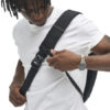 NVSL06-BLK-01_NavigatorSling6L_BLACK_NOMATIC_OM_04 Persona usando Navigator Sling 6L Negro