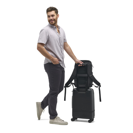 PMLMCP-BLK-01_LumaCameraPack18L_Black_NOMATIC_OM_01 Persona usando Luma Camera Pack 18L Nomatic