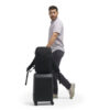 PMLMCP-BLK-01_LumaCameraPack18L_Black_NOMATIC_OM_02 Persona usando Luma Camera Pack 18L Nomatic