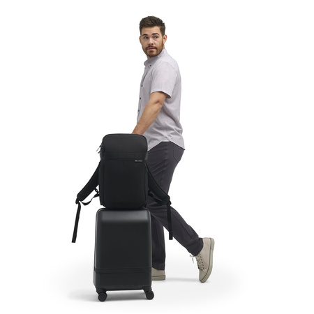 PMLMCP-BLK-01_LumaCameraPack18L_Black_NOMATIC_OM_02 Persona usando Luma Camera Pack 18L Nomatic