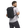 PMLMCP-BLK-01_LumaCameraPack18L_Black_NOMATIC_OM_03 Persona usando Luma Camera Pack 18L Nomatic
