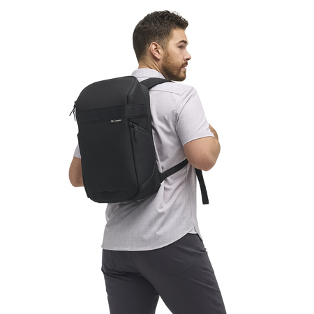 PMLMCP-BLK-01_LumaCameraPack18L_Black_NOMATIC_OM_03 Persona usando Luma Camera Pack 18L Nomatic
