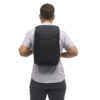 PMLMCP-BLK-01_LumaCameraPack18L_Black_NOMATIC_OM_04 Persona usando Luma Camera Pack 18L Nomatic